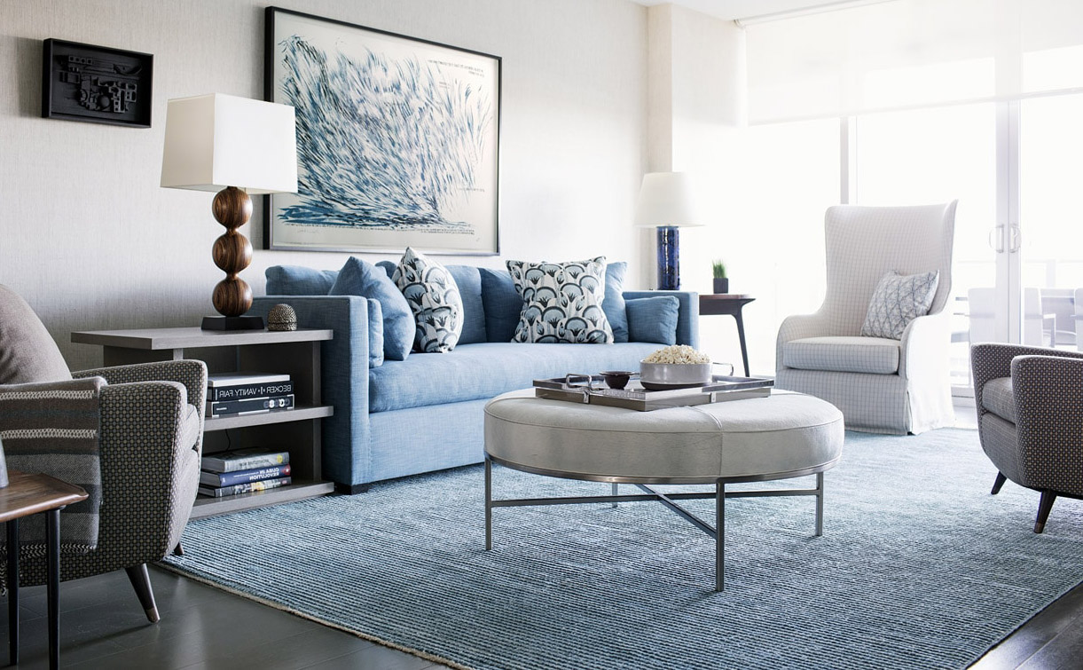 Серо голубой цвет дивана в интерьере
